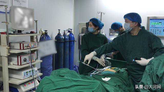 香港验血男女的上班时间,罕见！34 岁女子备孕二胎，结果怀上“异地双胞胎”